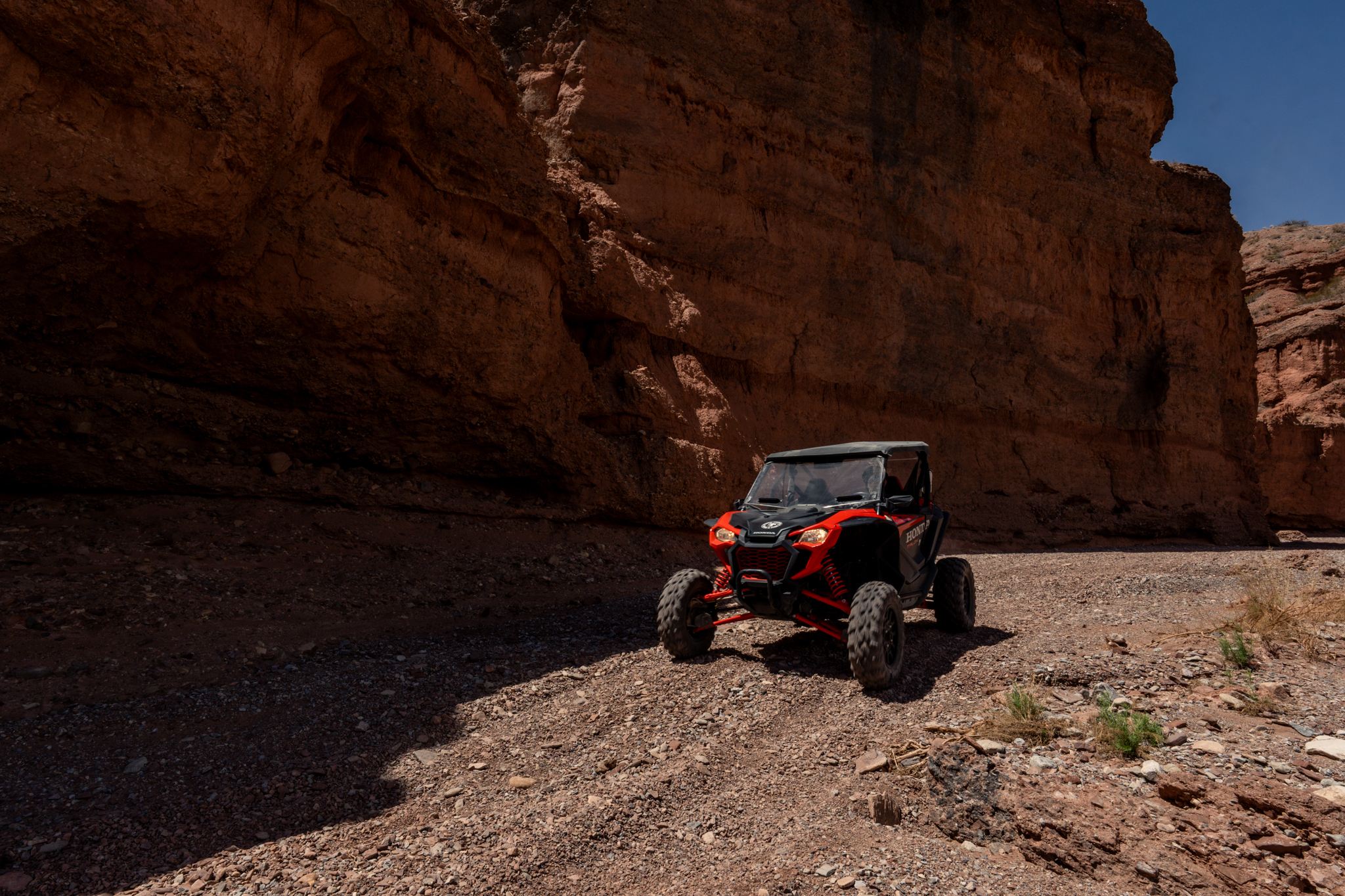 DSC07124 Off highway vehicle next to a cliff